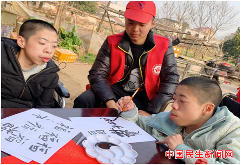 MILE米乐官方网站雷锋社：陪伴脑瘫兄弟迎新年