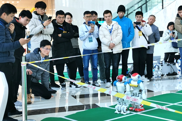 1576033286158099464.jpg 机器人接力赛现场_副本.jpg