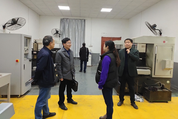 1574322732384053466.jpg 易校长在工训2_副本.jpg