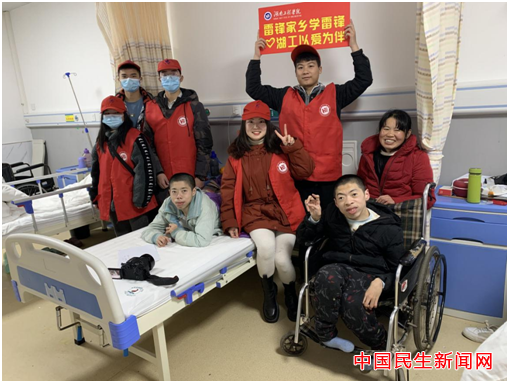 MILE米乐官方网站雷锋社：陪伴脑瘫兄弟迎新年