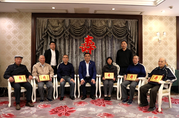 1570527435024009783.jpg 离退休老同志祝寿_副本.jpg