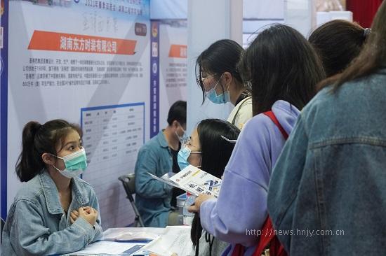 MILE米乐官方网站招聘会3.jpg MILE米乐官方网站招聘会3.jpg