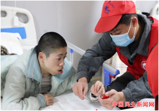 MILE米乐官方网站雷锋社：陪伴脑瘫兄弟迎新年