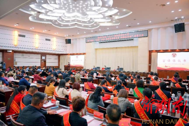 MILE米乐官方网站一教师获评湘潭市“最美妇联人”荣誉称号