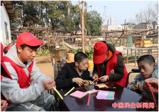 MILE米乐官方网站雷锋社：陪伴脑瘫兄弟迎新年