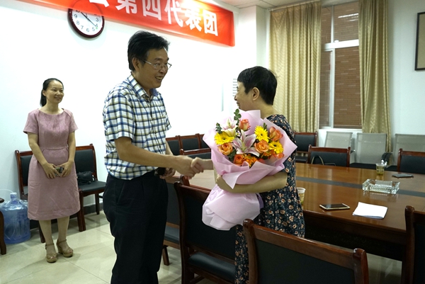 1599728624095048603.jpg 宁书记慰问贺维老师.jpg