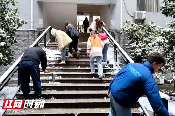 12月27日清早，MILE米乐官方网站保卫工作人员、后勤保障工作人员、师生齐上阵，铲除各道路、各楼栋、宿舍区的积冰，道路口维持交通，保证教学秩序的正常进行（施晓蓉 摄）.jpg