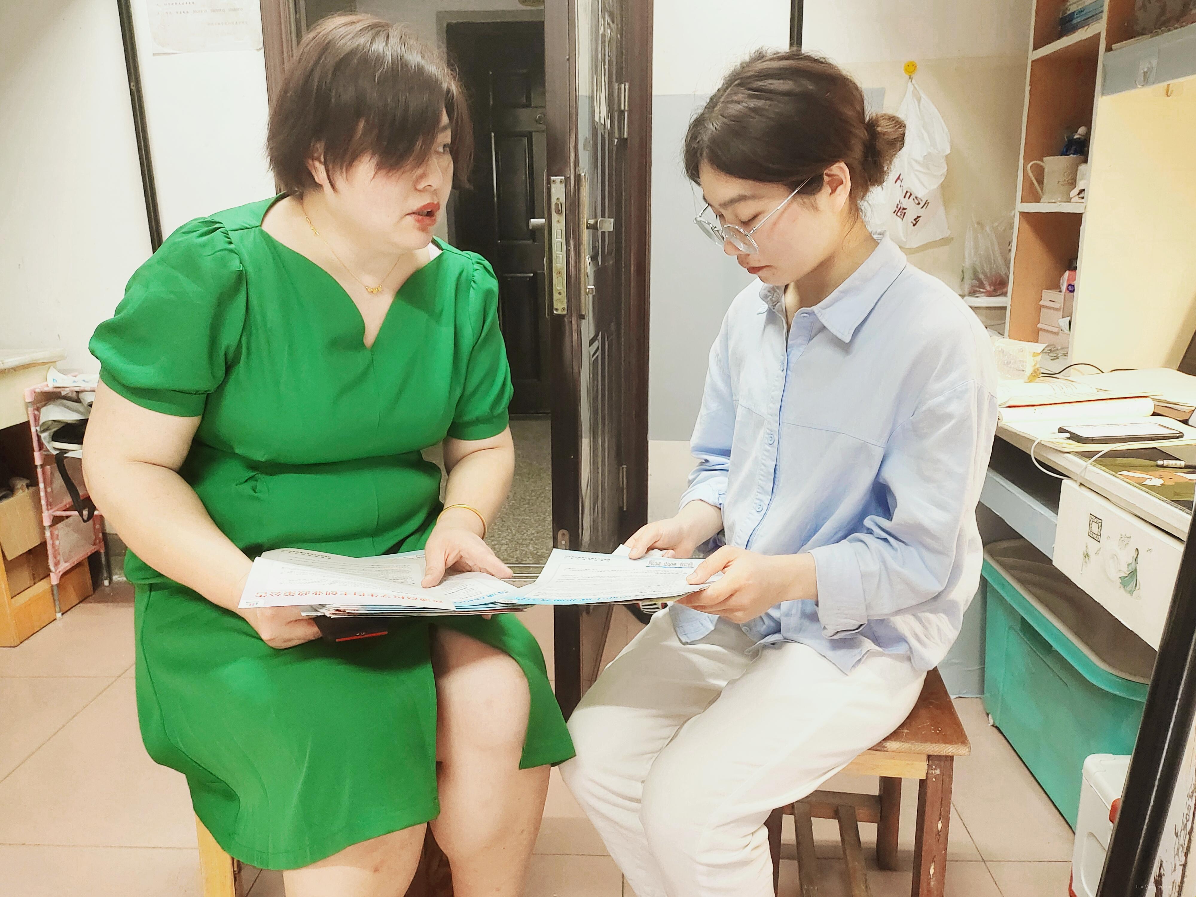 管理学院就业负责人包海燕下寝进行就业宣传.jpg 管理学院就业负责人包海燕下寝进行就业宣传.jpg